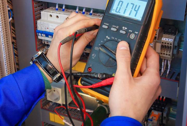 Service de dépannage électrique disponible 24/7 pour les urgences.